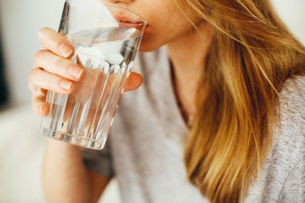 ทำไมหมอถึงเลือกดื่มน้ำเปล่า มากกว่าน้ำวิตามิน?